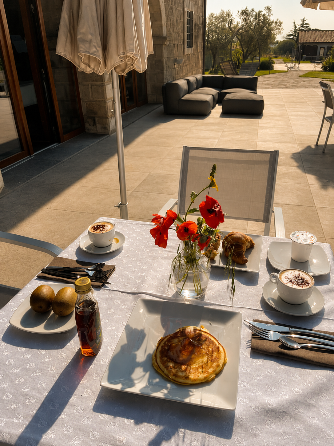 Colazione al sole nel giardino di Villa Paladini