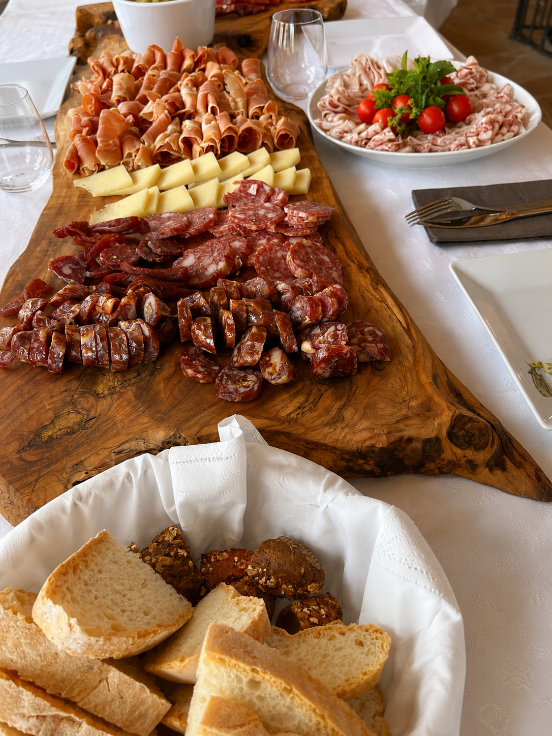 Selezione di salumi, formaggi e pane